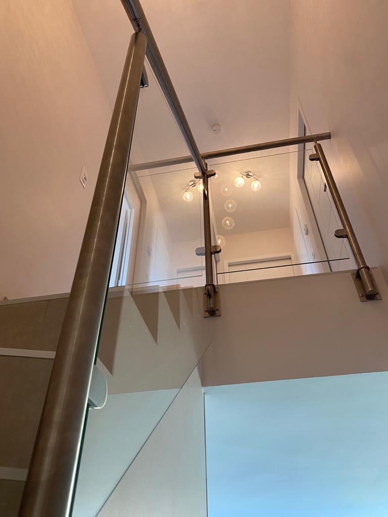 Comment sécuriser un escalier sans rampe de façon moderne Aflopro